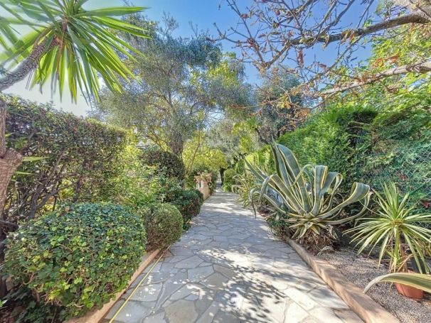 A louer MAISON  7 PIECES 232 M2 BORD DE MER MOUGINS