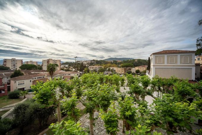 A louer APPARTEMENT DUPLEX T3 65 M2 TERRASSE BORD DE MER LE CANNET