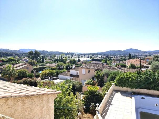 A vendre MAISON  DE MAîTRE BORD DE MER SANARY SUR MER