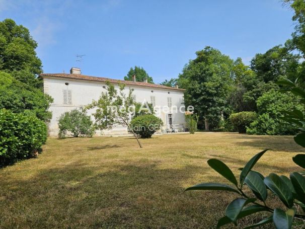 A louer LONGèRE  10 PIECES 292 M2  SURGERES