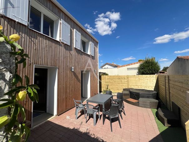 A vendre MAISON  4 PIECES 80 M2 BORD DE MER LONGEVILLE SUR MER