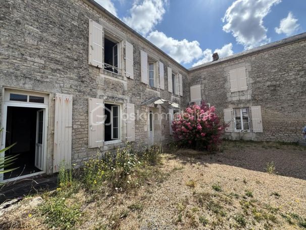 A louer MAISON  DE MAîTRE  NALLIERS