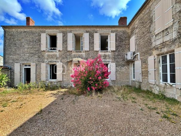 A louer MAISON  DE MAîTRE  NALLIERS