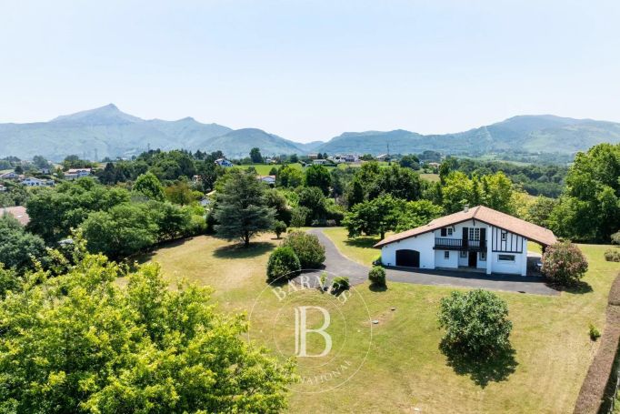 A vendre MAISON 170 M² UN HECTARE AVEC VUE MONTAGNES URRUGNE