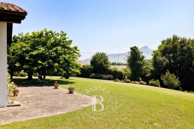 A vendre MAISON 170 M² UN HECTARE AVEC VUE MONTAGNES URRUGNE