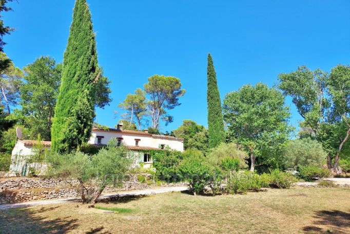 A vendre MAISON  5 PIECES 162 M2  LORGUES Village