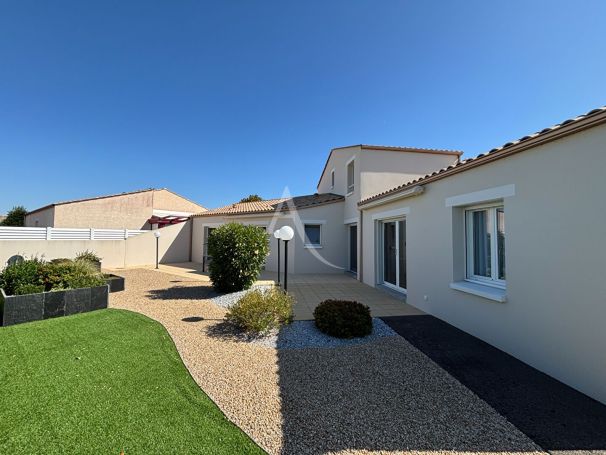 A vendre MAISON  7 PIECES 165 M2 BORD DE MER LONGEVILLE SUR MER