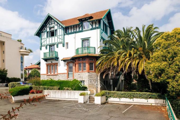 A vendre TRES BELLE MAISON DE CARACTeRE ANNEES 30 20 PIECES BAYONNE