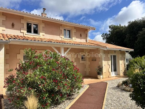 A louer MAISON  6 PIECES 210 M2 BORD DE MER SOULAC SUR MER