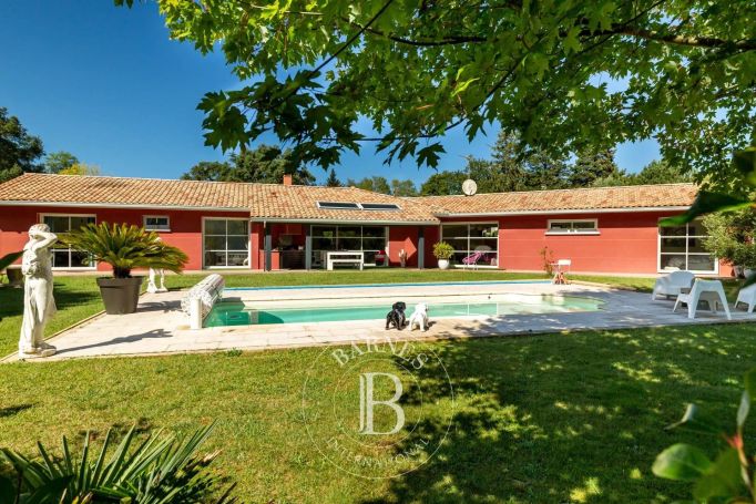 A vendre JOLIE MAISON 7 PIECES 230 M² PISCINE ANGRESSE