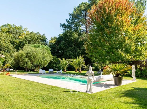 A vendre JOLIE MAISON 7 PIECES 230 M² PISCINE ANGRESSE