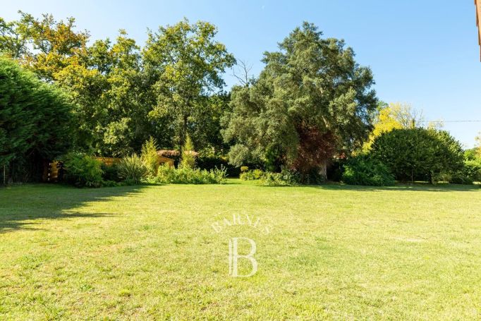 A vendre JOLIE MAISON 7 PIECES 230 M² PISCINE ANGRESSE