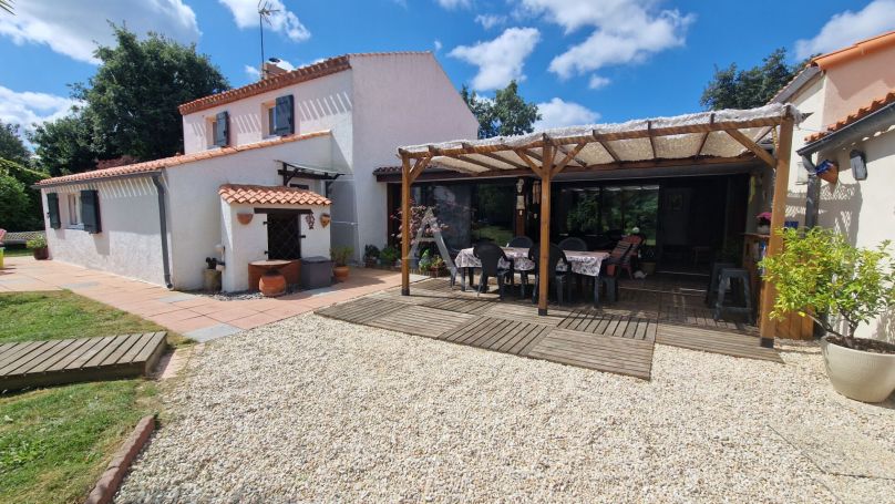 A vendre MAISON  6 PIECES 146 M2  GROSBREUIL