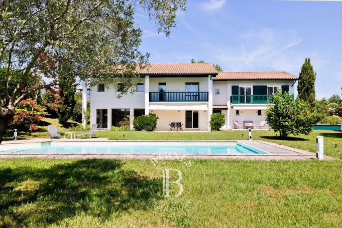A vendre belle  MAISON 7 PIECES 255 M² SUR TERRAIN DE 2100 M²  ARBONNE