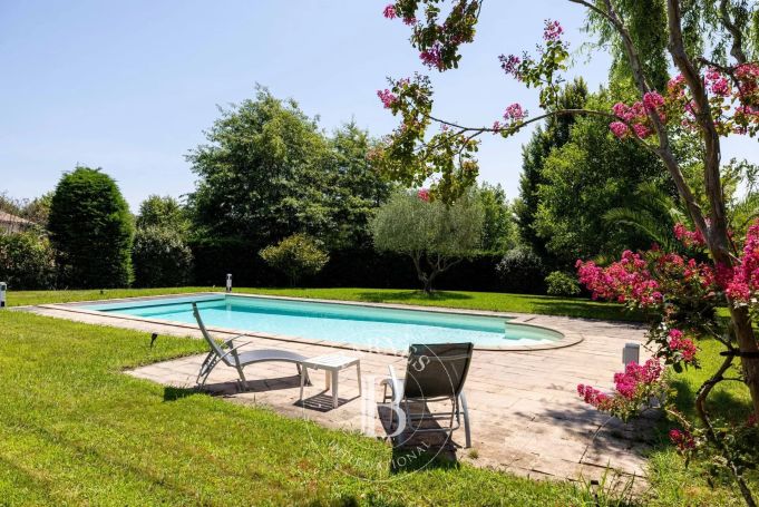 A vendre belle  MAISON 7 PIECES 255 M² SUR TERRAIN DE 2100 M²  ARBONNE