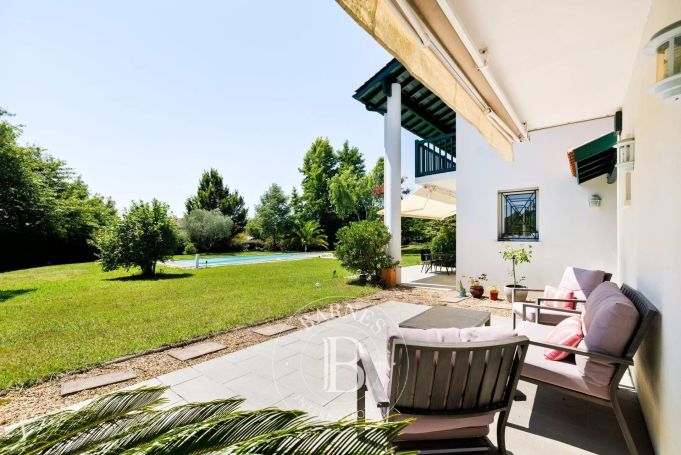 A vendre belle  MAISON 7 PIECES 255 M² SUR TERRAIN DE 2100 M²  ARBONNE