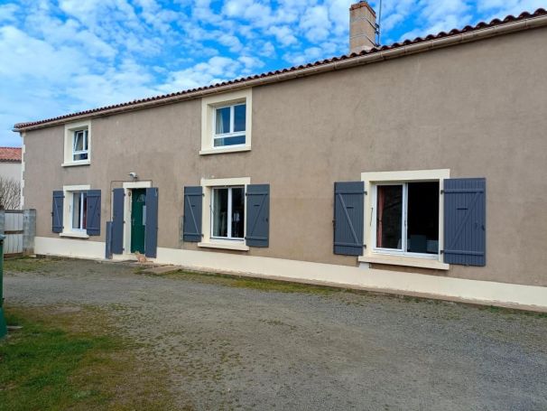 A louer LONGèRE  5 PIECES 160 M2  LE LANGON