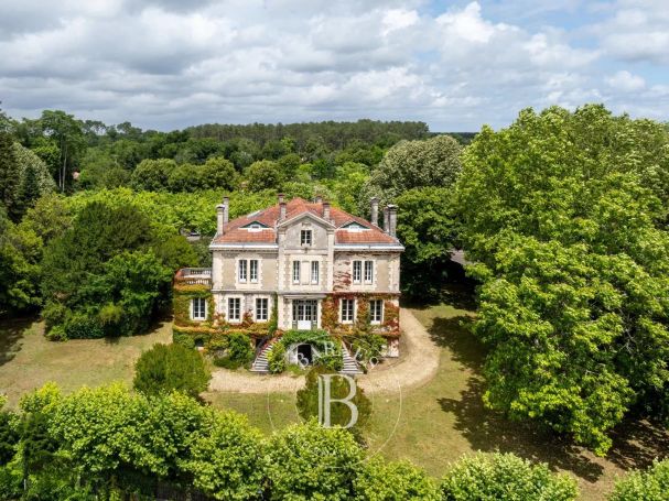 A vendre Maison de maItre 11 PIECES 550 M² CENTRE VILLAGE ST JULIEN EN BORN