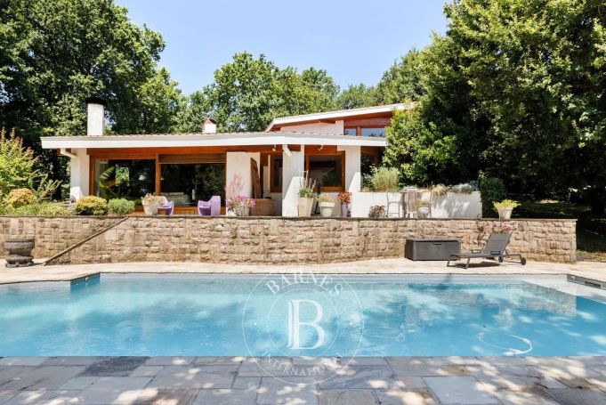 A vendre  GRANDE MAISON DES ANNEES 70 300 M² BIDART