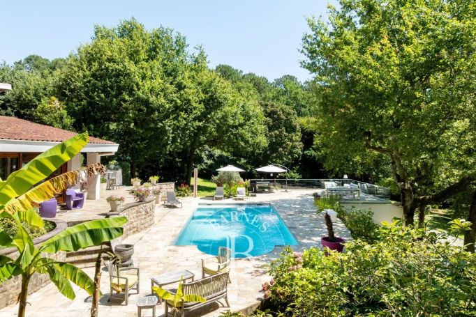 A vendre  GRANDE MAISON DES ANNEES 70 300 M² BIDART
