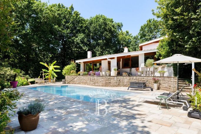 A vendre  GRANDE MAISON DES ANNEES 70 300 M² BIDART
