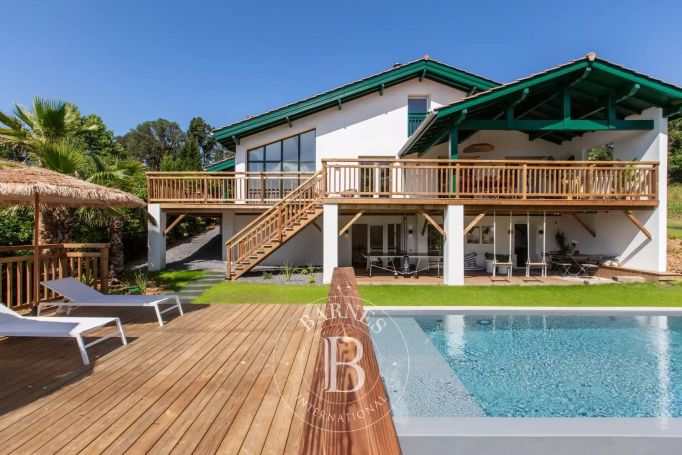 A vendre MAGNIFIQUE  MAISON 250 M² RENOVEE PISCINE  ARCANGUES