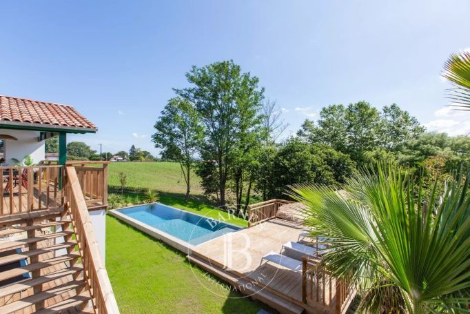 A vendre MAGNIFIQUE  MAISON 250 M² RENOVEE PISCINE  ARCANGUES