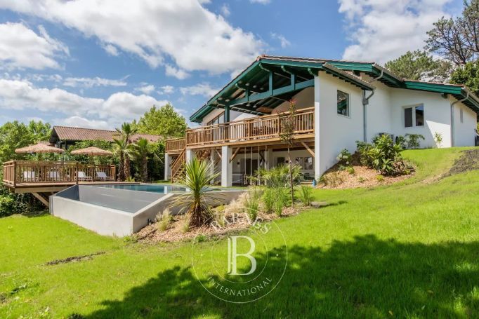 A vendre MAGNIFIQUE  MAISON 250 M² RENOVEE PISCINE  ARCANGUES