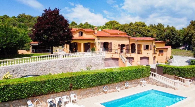 A louer MAISON  6 PIECES 207 M2  PEILLE
