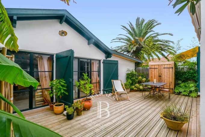 A vendre CHARMANT APPARTEMENT AVEC TERRASSE ET ATELIER  t3 42 M² GUETHARY