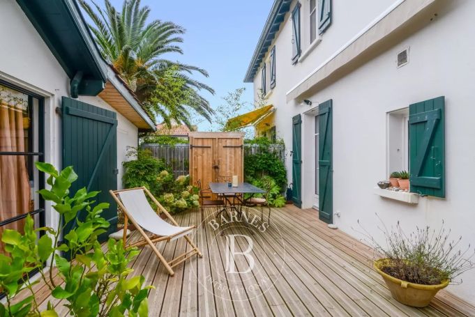 A vendre CHARMANT APPARTEMENT AVEC TERRASSE ET ATELIER  t3 42 M² GUETHARY