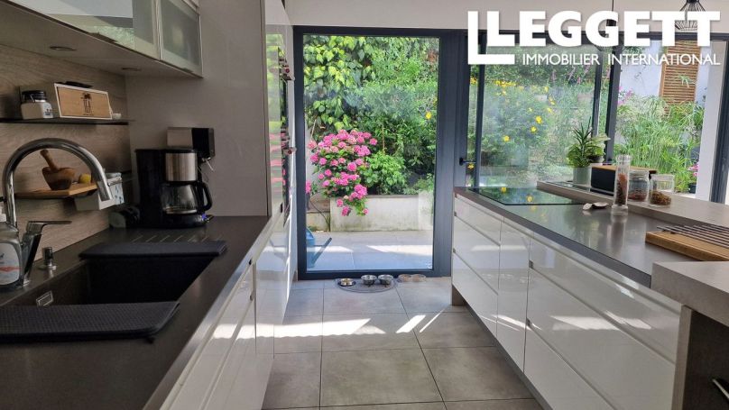 A louer MAISON  5 PIECES 174 M2  BORDEAUX