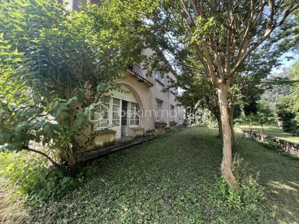 A louer MAISON  8 PIECES 207 M2  MOULIETS ET VILLEMARTIN
