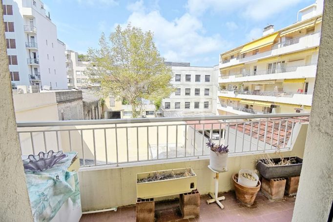 A louer APPARTEMENT T3 71 M2 TERRASSE BORD DE MER ANTIBES
