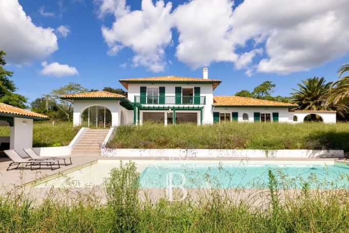 A vendre MAISON  9 PIECES 360 M2 BORD DE MER URRUGNE