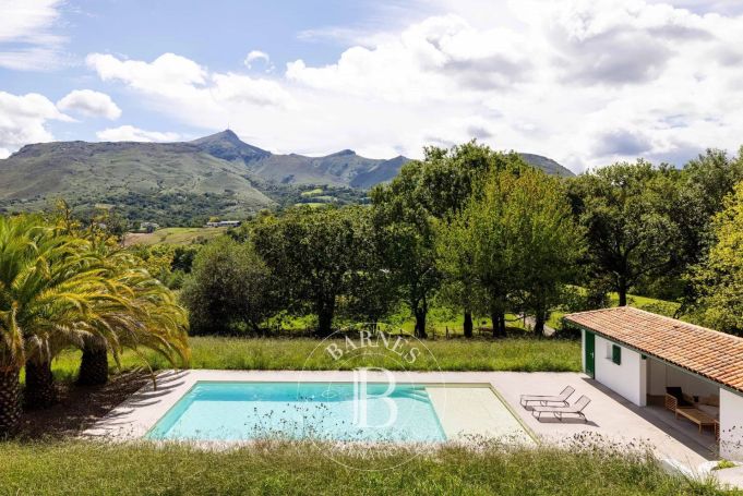 A vendre MAISON  9 PIECES 360 M2 BORD DE MER URRUGNE