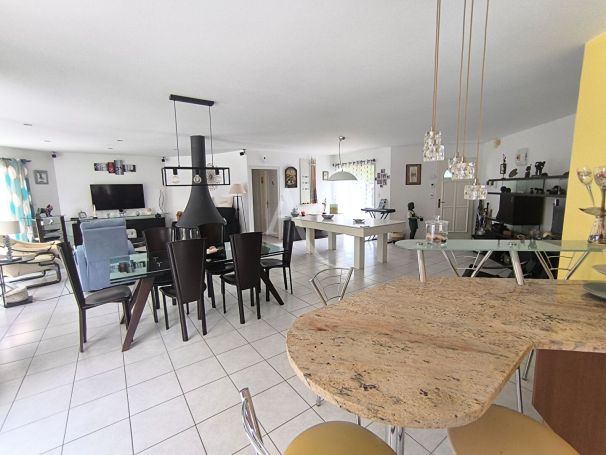 A vendre MAISON  6 PIECES 157 M2 BORD DE MER TALMONT SAINT HILAIRE