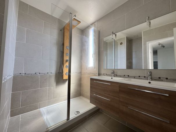 A louer APPARTEMENT T5 100 M2  MARSEILLE 13EME