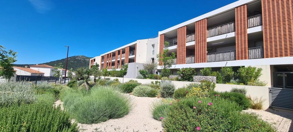A louer APPARTEMENT T2 37 M2 TERRASSE  CUGES LES PINS