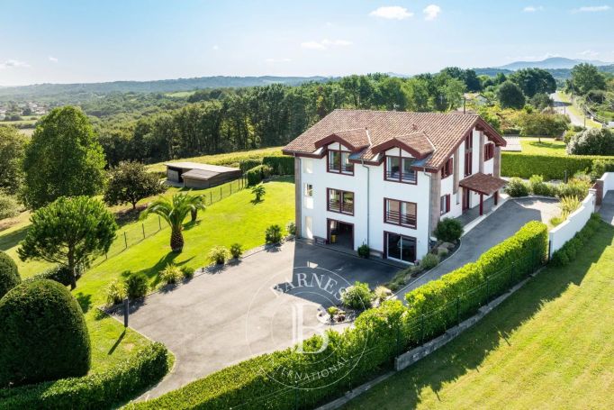 A vendre MAISON  6 PIECES 220 M2  VILLEFRANQUE