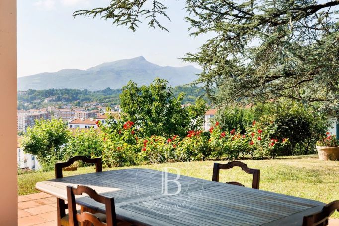 A vendre MAISON  8 PIECES 245 M2 BORD DE MER CIBOURE