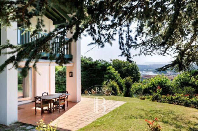 A vendre MAISON  8 PIECES 245 M2 BORD DE MER CIBOURE