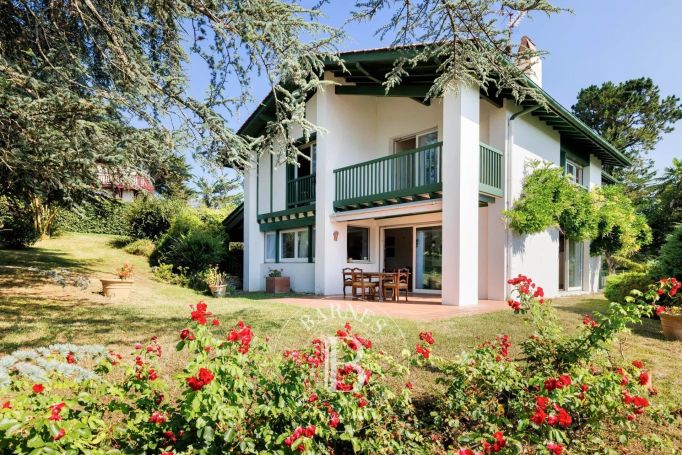 A vendre MAISON  8 PIECES 245 M2 BORD DE MER CIBOURE