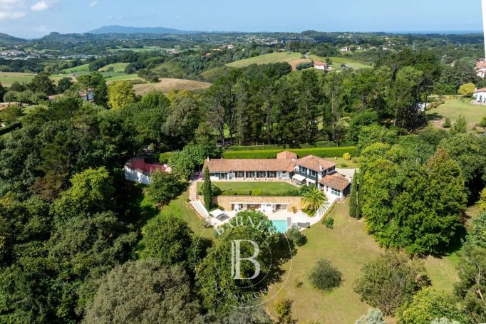 A vendre MAISON  9 PIECES 340 M2 BORD DE MER URRUGNE
