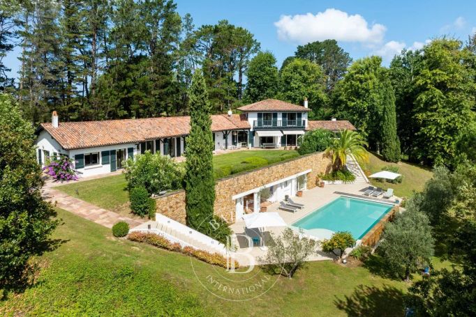 A vendre MAISON  9 PIECES 340 M2 BORD DE MER URRUGNE