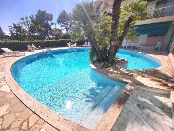 A vendre APPARTEMENT DE PRESTIGE T3 75 M2 TERRASSE VUE MER CANNES