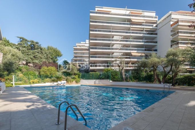 A louer APPARTEMENT DE PRESTIGE T4 105 M2 TERRASSE VUE MER ANTIBES