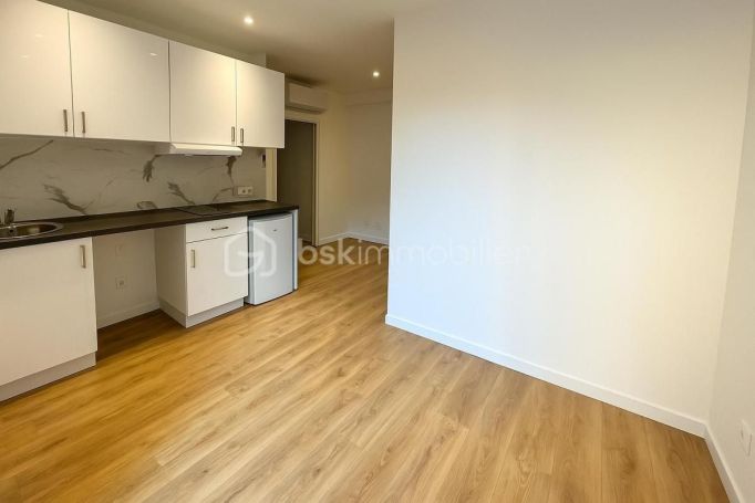 A louer STUDIO NEUF  23 M2 TERRASSE BORD DE MER NICE