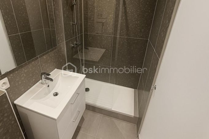 A louer STUDIO NEUF  23 M2 TERRASSE BORD DE MER NICE