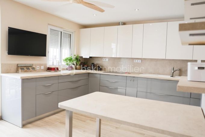 A louer MAISON  6 PIECES 161 M2  VELAUX